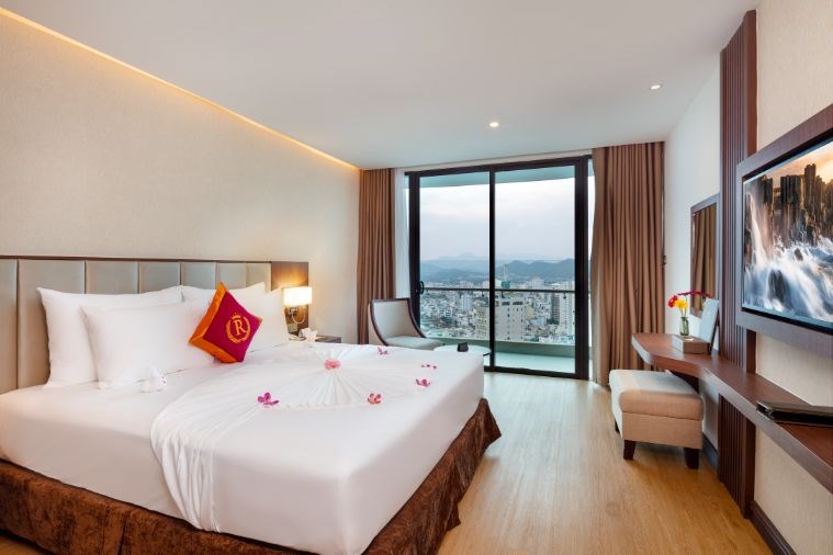 Grand Deluxe Balcony Partial Sea View